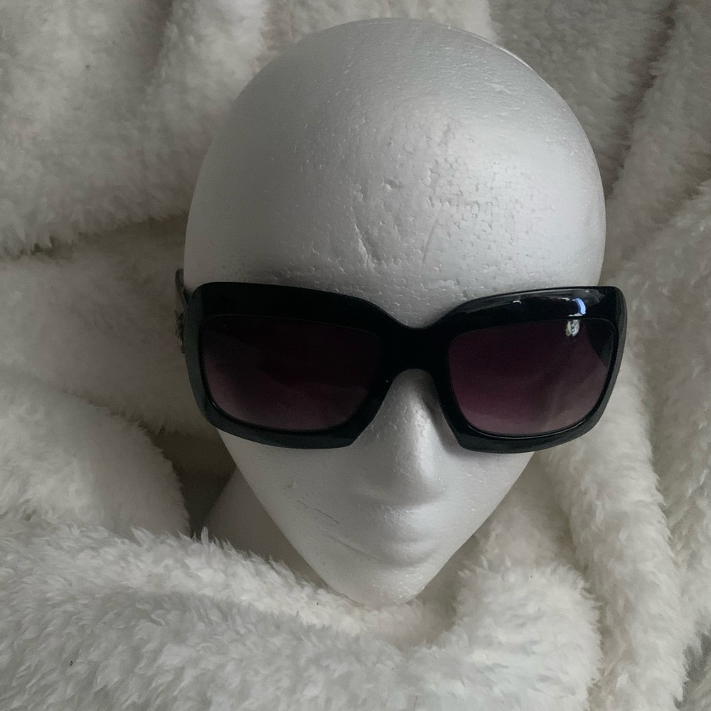 Oversized gradient woman’s sunglasses with side crowns . Black.